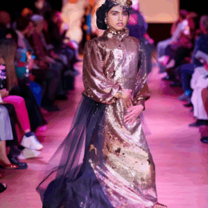 Ein elegantes Abend- und Partykleid in glänzendem Gold-Fisch-Design