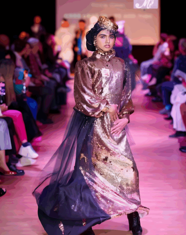 Ein elegantes Abend- und Partykleid in glänzendem Gold-Fisch-Design